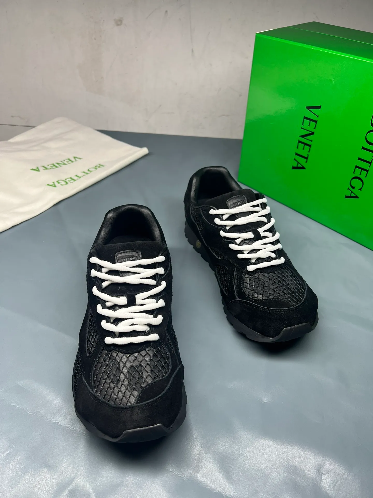 👟👟Ex-factory price 600👟👟 Men's size +10 Real photos 🔥🔥BV Orbit sneakers Wang Yibo's same style couple's dad shoes Runner sneakers, made of lightweight technical mesh fabric. Matched with geometric pattern designed rubber outsole, Wang Zha series high version. Look for the package technology. It is actually a lot taller, but the legs are still slim. Very nice, playable and durable. Matched to the standard💯 Package shoe technology. Look for the high version. The outsole is made of color-blocked TPU outsole. Women's model 35 36 37 38 39 40 41 42 (40 41 42 43 44 45 customized) (Customer logo can be accepted without refund or exchange at a favorable price) Equipped with original packaging